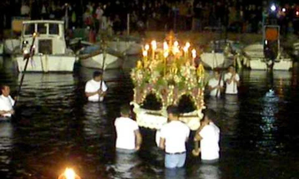 Ύδρα: Θαλάσσια η περιφορά του Επιταφίου στο Καμίνι (Βίντεο)